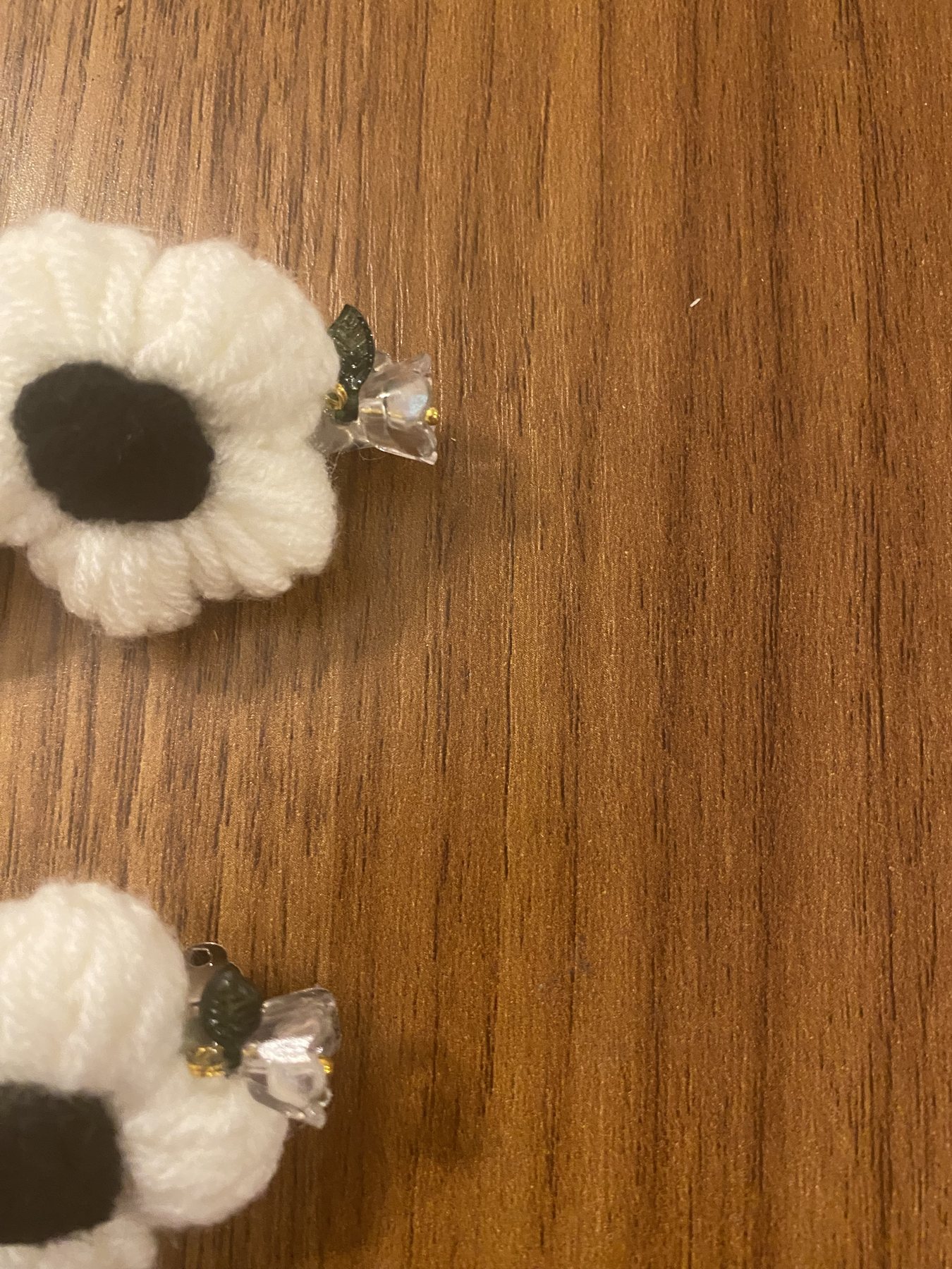 White crochet flower barrettes — detail