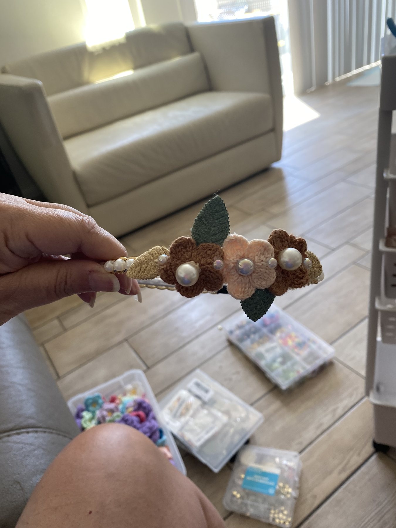 Earth-tone crochet flower pearl headband — detail
