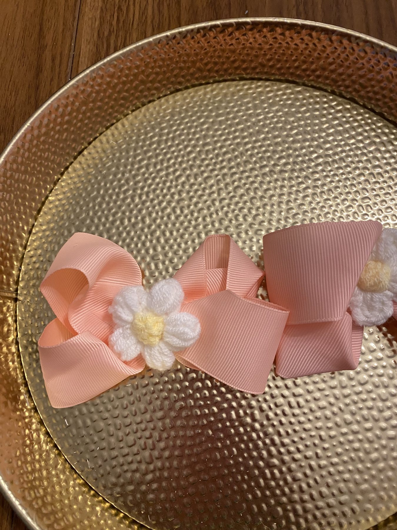 Coral daisy bow clips — detail
