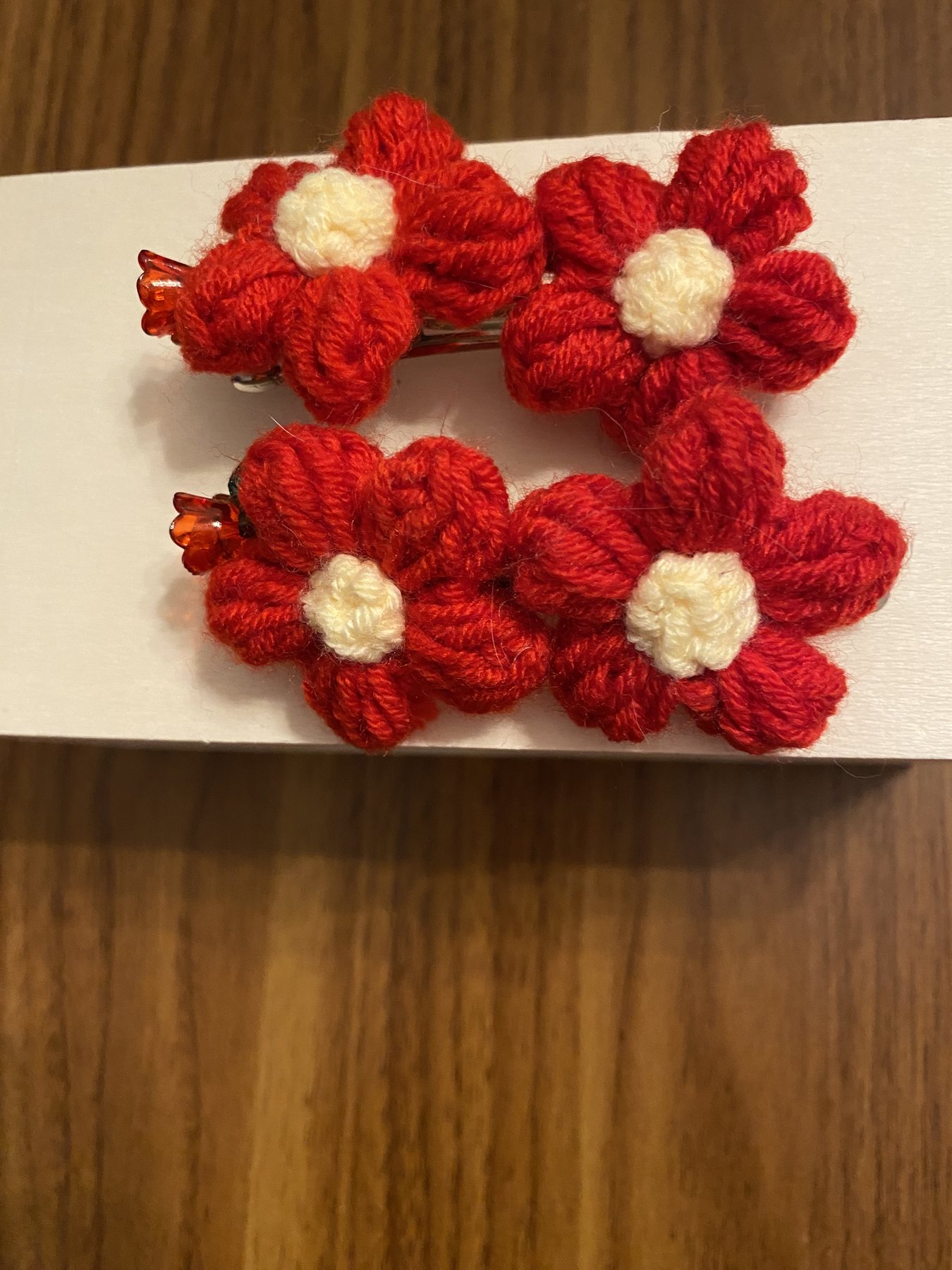 Red crochet flower clips — detail